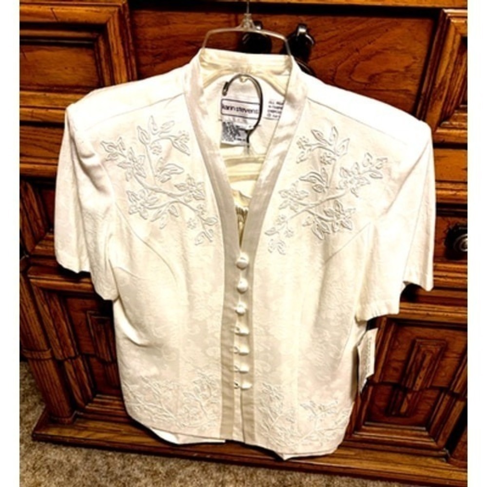 Karin Stevens ivory short sleeve embroidered suit women's size lrg